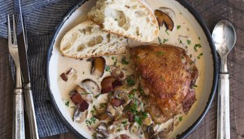 Coq Au Vin Blanc: по-лека версия на френската класика
