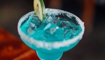 Захарни алкохоли срещу изкуствени подсладители: кое е по-добро за кръвната захар и отслабването?