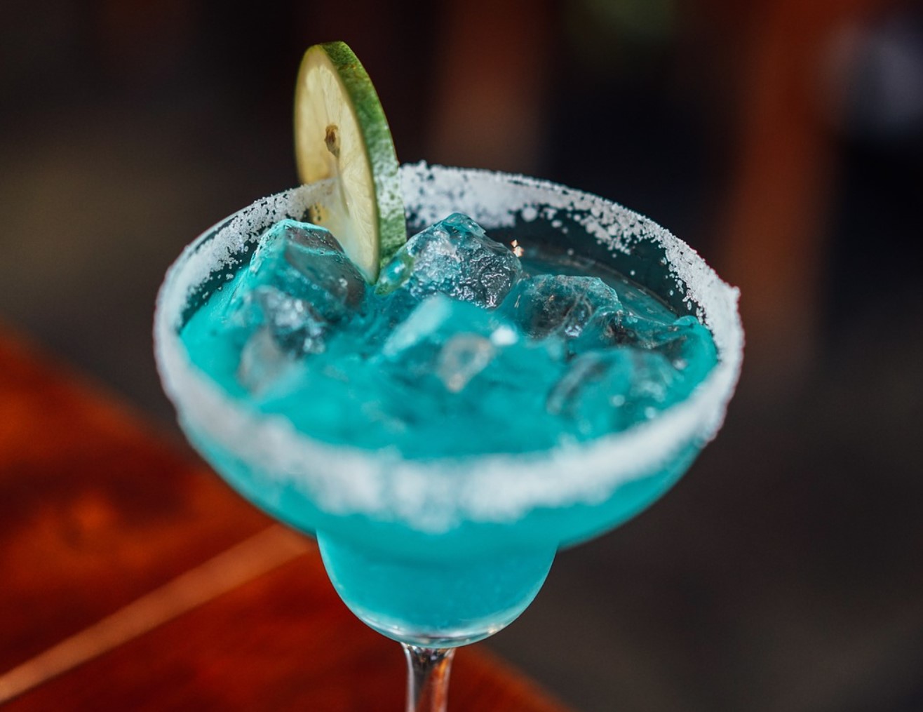 Захарни алкохоли срещу изкуствени подсладители: кое е по-добро за кръвната захар и отслабването?