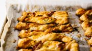 Сладкиши с бекон и сирене: никое парти не е пълно без тава с тях!