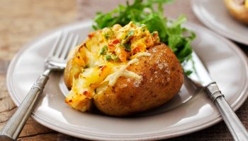 Божественни печени картофи: прости съставки създават сочно цяло