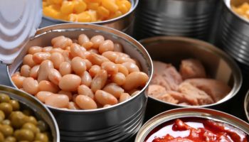 Изглежда, че една безобидна грешка с консервите може да застраши здравето ви — и много хора я правят всеки ден.