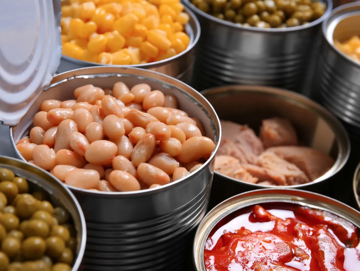 Изглежда, че една безобидна грешка с консервите може да застраши здравето ви — и много хора я правят всеки ден.