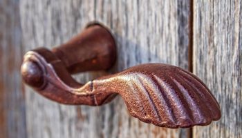 Как да дезинфекцирате дръжките на прозорците и вратите преди зимата