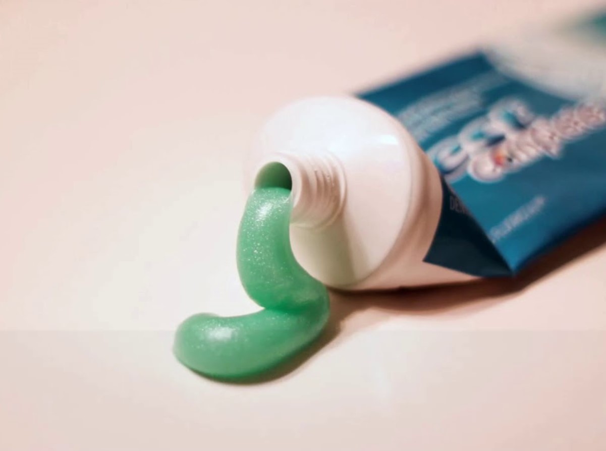 Неочаквано откритие в кухнята: замразено средство от банята се оказа по-силно от домакинските химикали