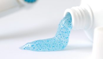 Неочаквано откритие в кухнята: замразено средство от банята се оказа по-силно от домакинските химикали