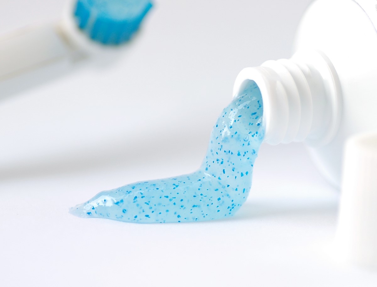 Неочаквано откритие в кухнята: замразено средство от банята се оказа по-силно от домакинските химикали