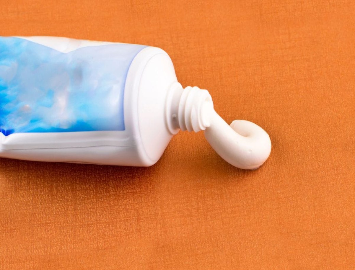 Неочаквано откритие в кухнята: замразено средство от банята се оказа по-силно от домакинските химикали