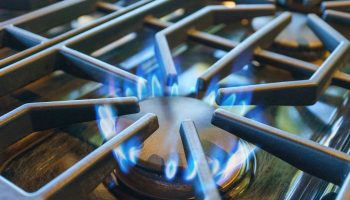 Мазнината сама се отлепя от решетката: аптечен продукт, който действа по-добре от всякакви химикали