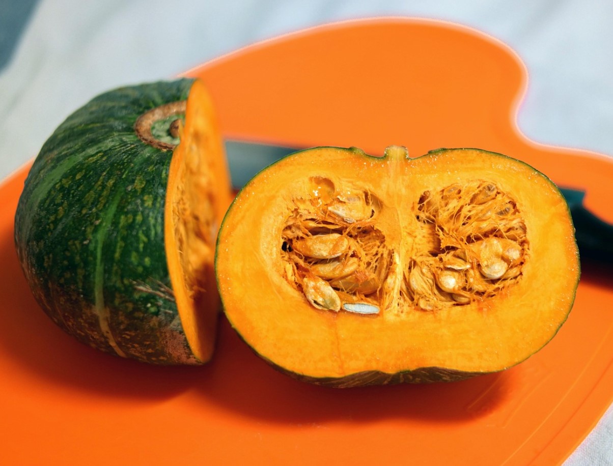 Той укрепва имунитета и подобрява настроението, предпазва очите и костите. Този питателен коктейл се препоръчва особено за хора над 50 години.