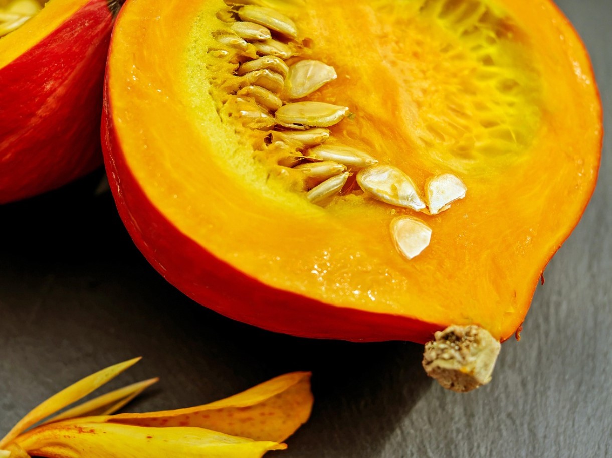 Той укрепва имунитета и подобрява настроението, предпазва очите и костите. Този питателен коктейл се препоръчва особено за хора над 50 години.