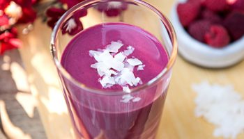 Слагам четири съставки в блендера. Този енергиен смузи е много вкусен и подпомага метаболизма.