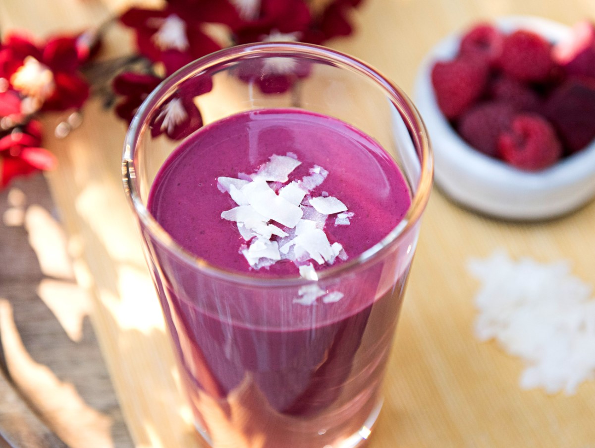 Слагам четири съставки в блендера. Този енергиен смузи е много вкусен и подпомага метаболизма.