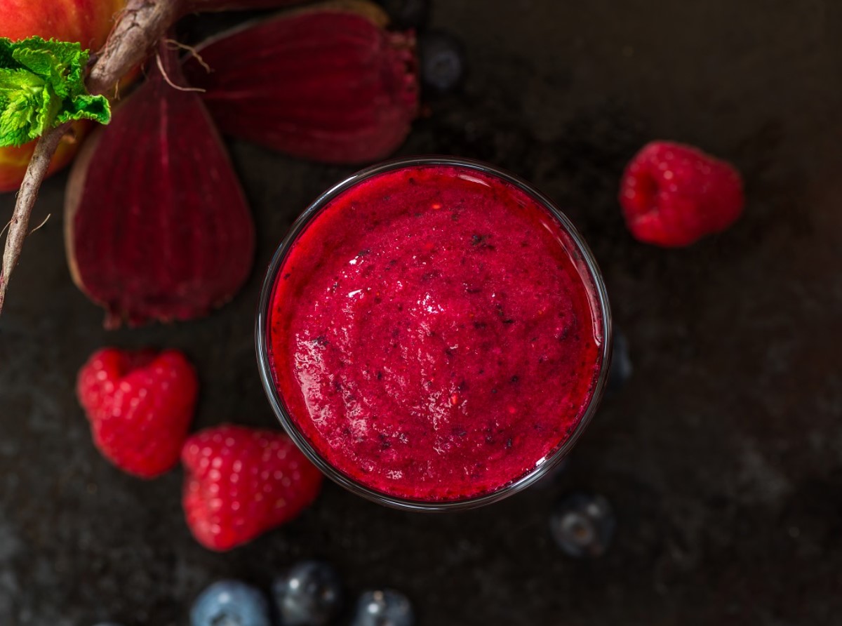 Слагам четири съставки в блендера. Този енергиен смузи е много вкусен и подпомага метаболизма.