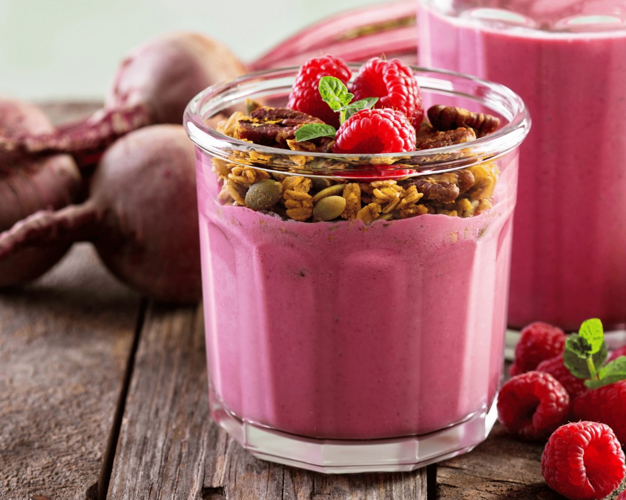 Слагам четири съставки в блендера. Този енергиен смузи е много вкусен и подпомага метаболизма.