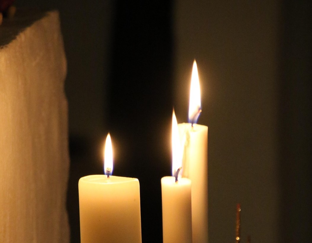 Опитах различни методи за премахване на петна от стеарин – само този метод се оказа ефективен.