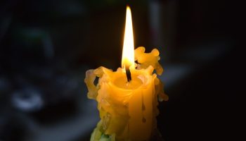 Опитах различни методи за премахване на петна от стеарин – само този метод се оказа ефективен.