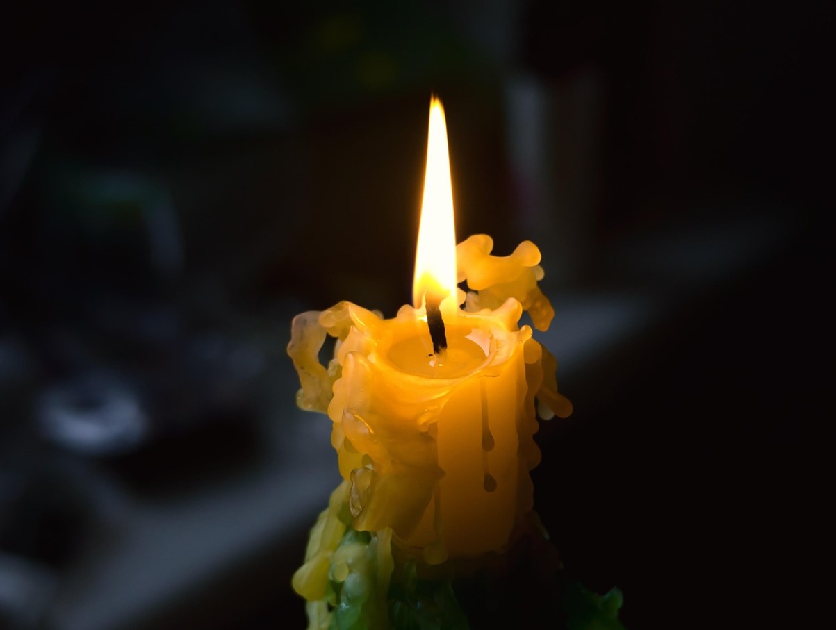 Опитах различни методи за премахване на петна от стеарин – само този метод се оказа ефективен.