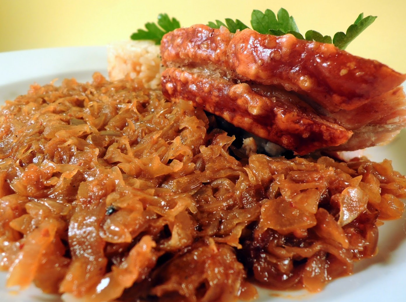 Кисело зеле, запечено с месо, е отлично есенно ястие. Рецептата произхожда от сръбско село.