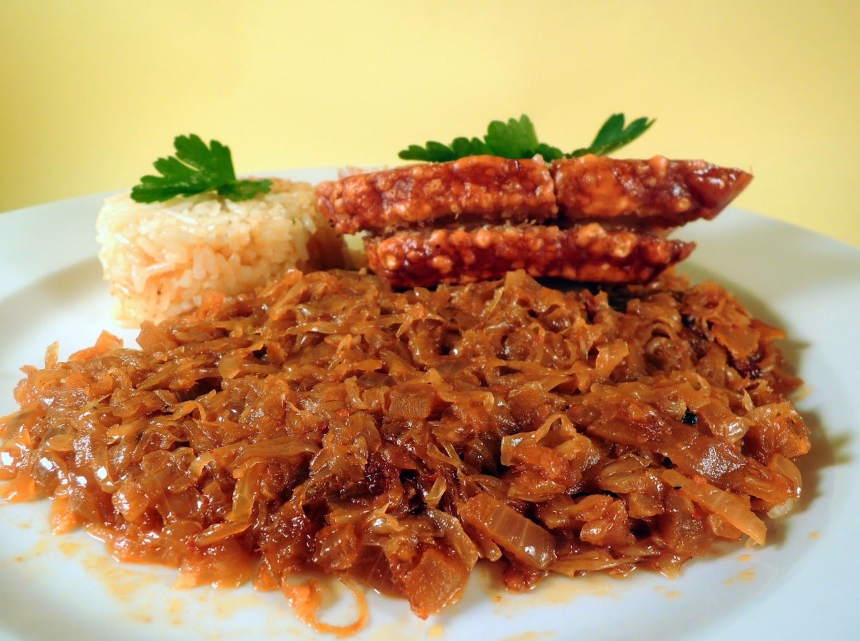 Кисело зеле, запечено с месо, е отлично есенно ястие. Рецептата произхожда от сръбско село.