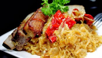 Кисело зеле, запечено с месо, е отлично есенно ястие. Рецептата произхожда от сръбско село.